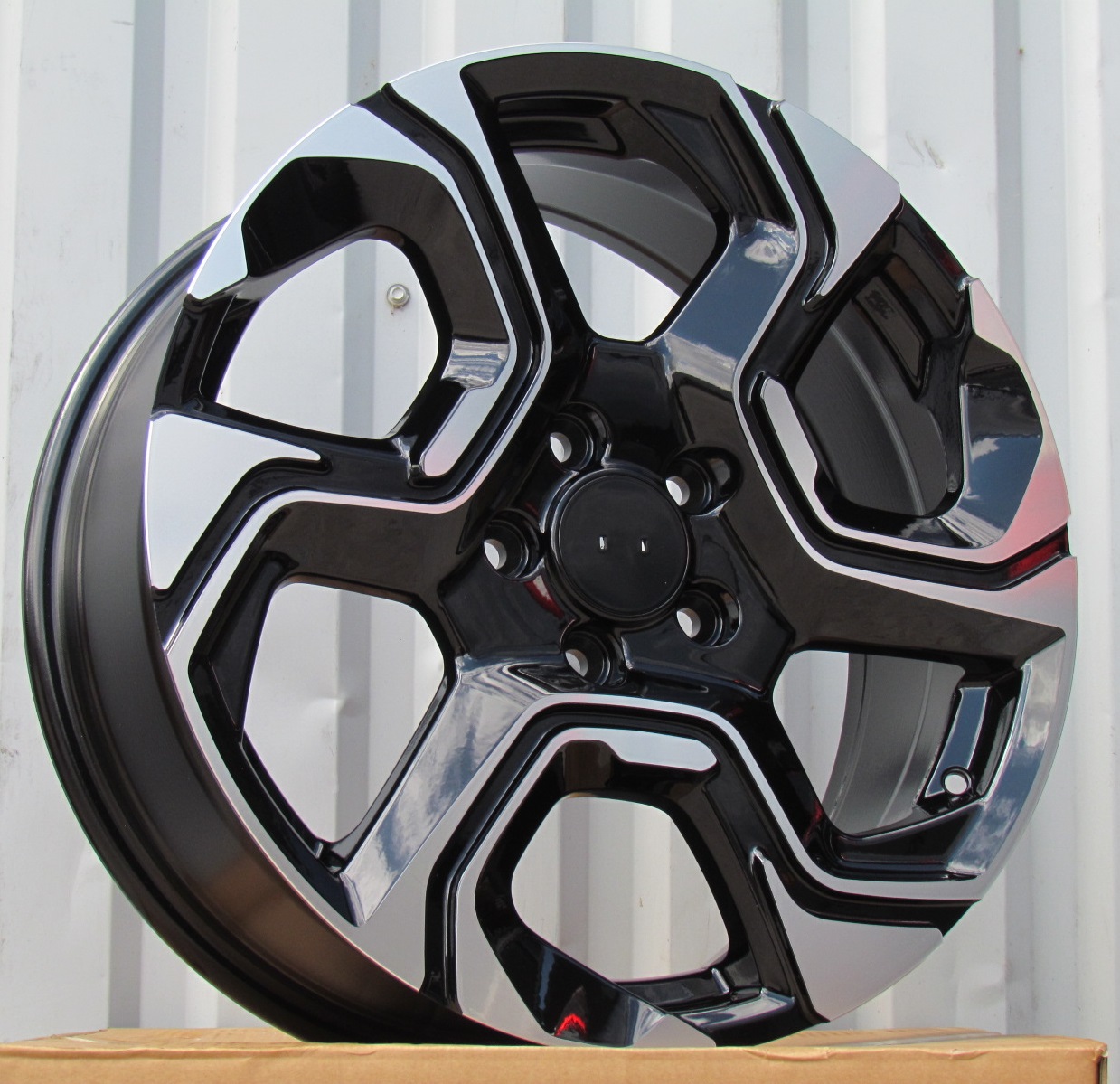 HBK5389CP ALU FELGA HONDA 5X114.3 18" HBK5389CP ET45 CRNA SA POLIRANIM - Slika 1