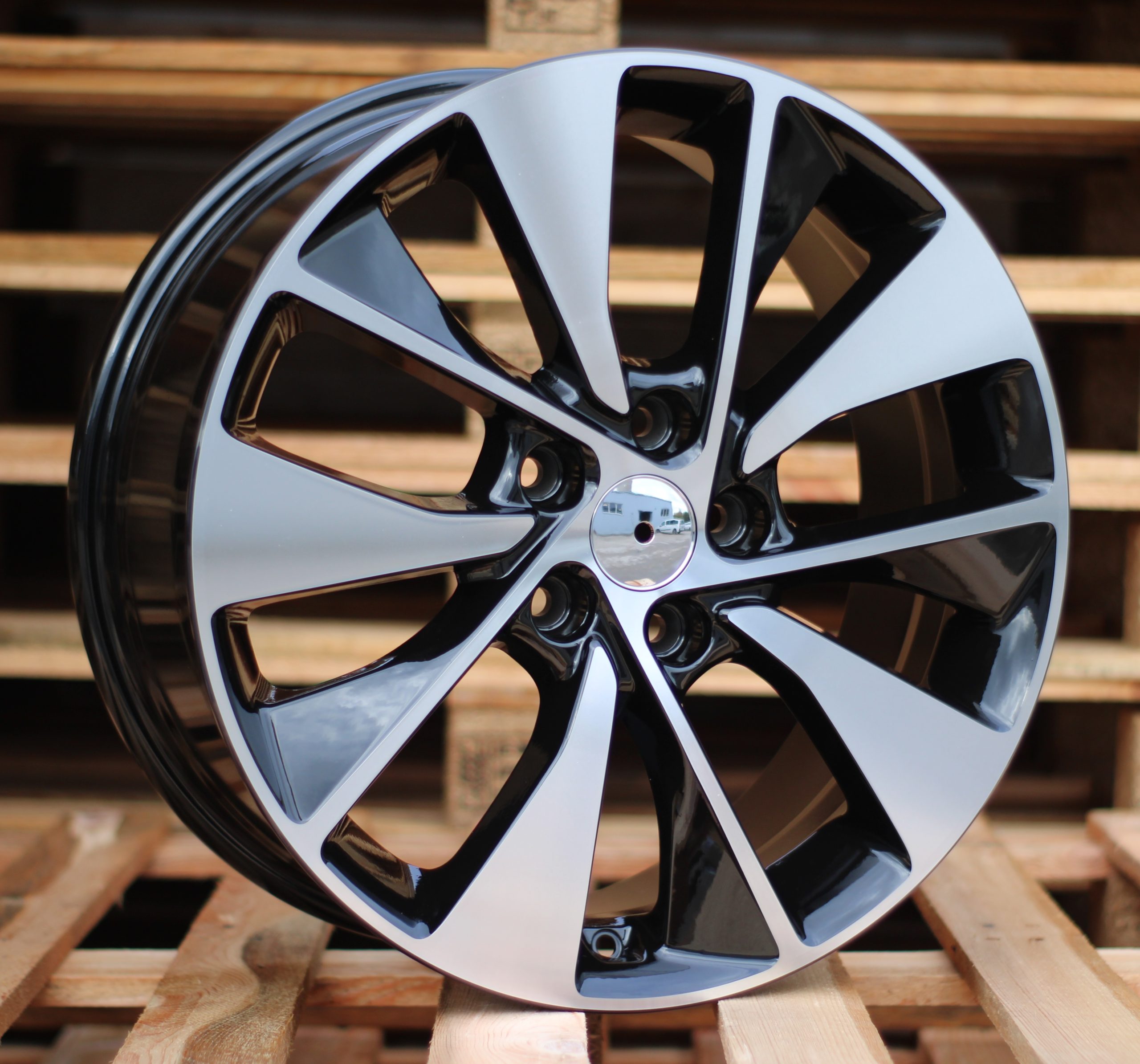 HYBY1279CP-scaled ALU FELGA HYUNDAI 5X114.3 18" HYBY1279CP ET52 CRNA SA POLIRANIM - Slika 1