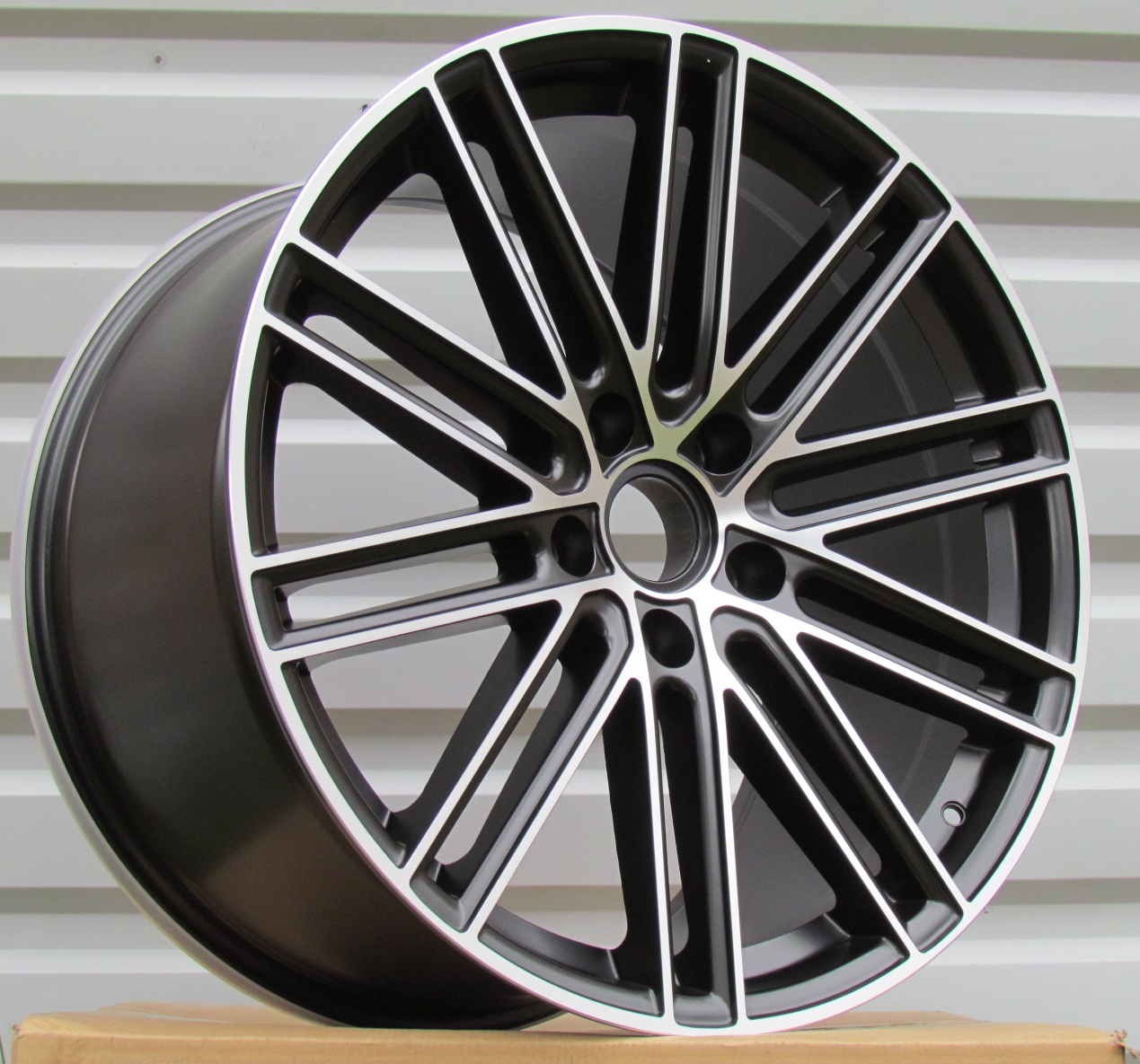 POBYD1271CP ALU FELGA PORSCHE 5X130 21" POBYD1271CP ET60 CRNA SA POLIRANIM - Slika 1